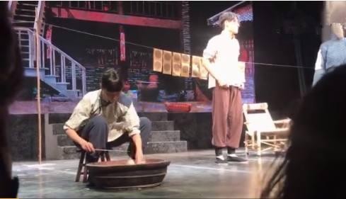 关晓彤演大妈被赞基本功扎实，衣品却被网友吐槽像“大妈”是事实