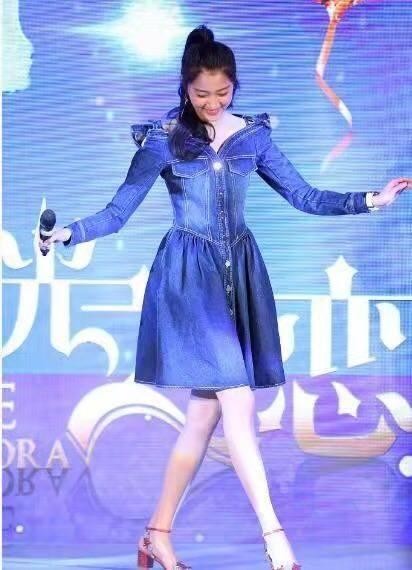 关晓彤演大妈被赞基本功扎实，衣品却被网友吐槽像“大妈”是事实