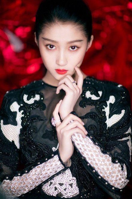 关晓彤演大妈被赞基本功扎实，衣品却被网友吐槽像“大妈”是事实
