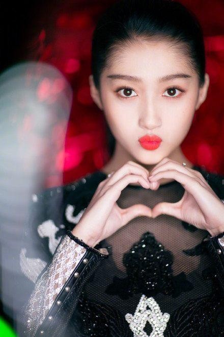 关晓彤演大妈被赞基本功扎实，衣品却被网友吐槽像“大妈”是事实