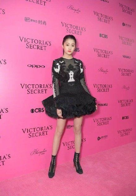 关晓彤演大妈被赞基本功扎实，衣品却被网友吐槽像“大妈”是事实