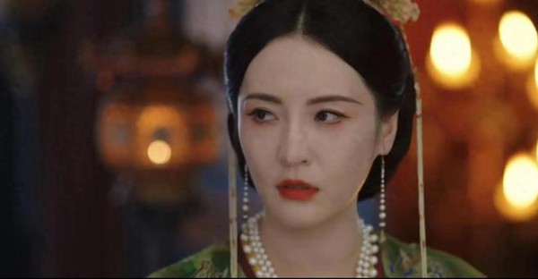 演员孙晶晶晒聚会照，被封杀的炫富博主和于正同框，跪地上好卑微
