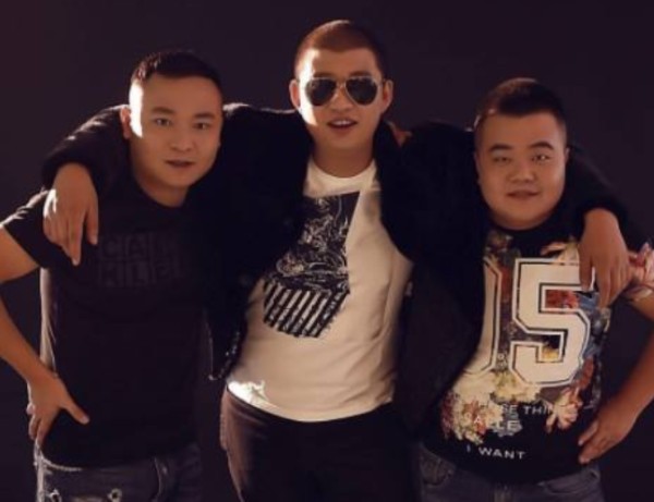 二子爷助理开播，称其得不到二驴尊重，故负气离开，投奔天津李四
