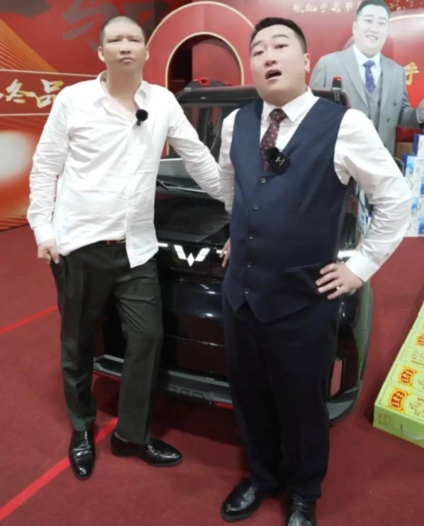 <a style='color:#f10404;' href='https://www.mingxing.cc/ ' target='_blank'>网红</a>二驴的方便面比汽车贵<strong></p> <p>二驴</strong>，我举起二驴双手发誓，这是真的！