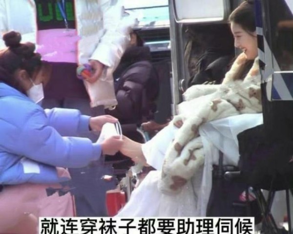 赵露思彻底跟狗仔干上了，被曝情史丰富、立场遭质疑