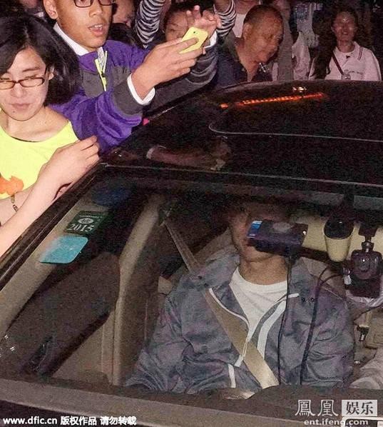 刘翔公布恋情后现身遭围堵 粉丝竖起大拇指