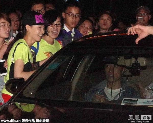 刘翔公布恋情后现身遭围堵 粉丝竖起大拇指