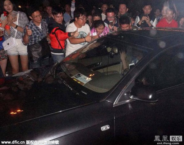 刘翔公布恋情后现身遭围堵 粉丝竖起大拇指