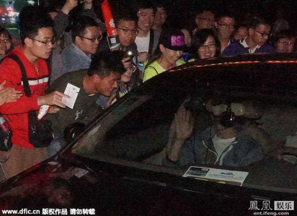 刘翔公布恋情后现身遭围堵 粉丝竖起大拇指