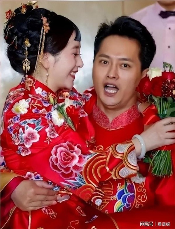 云飞成名后离婚，二婚娶小十岁北大才女，女儿喊话：把爸爸还给我