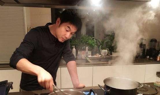不会做饭的明星不是好厨师！除了黄磊张亮娱乐圈还有隐藏厨神！