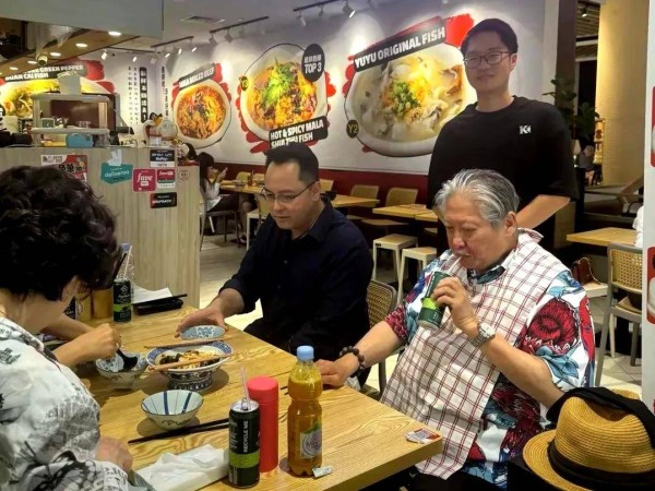 76岁洪金宝现身新加坡，品酸菜鱼引发热议，成社交明星！