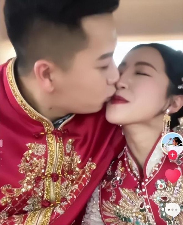 千万网红麦小登结婚！彩礼19万惹争议，下跪父亲久久不愿起来