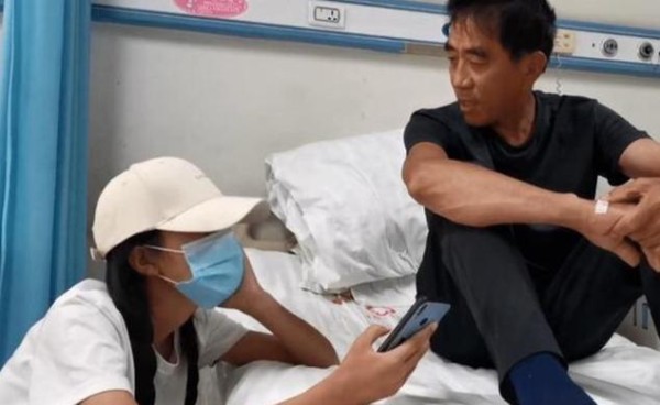 王晓楠（左）与父亲
