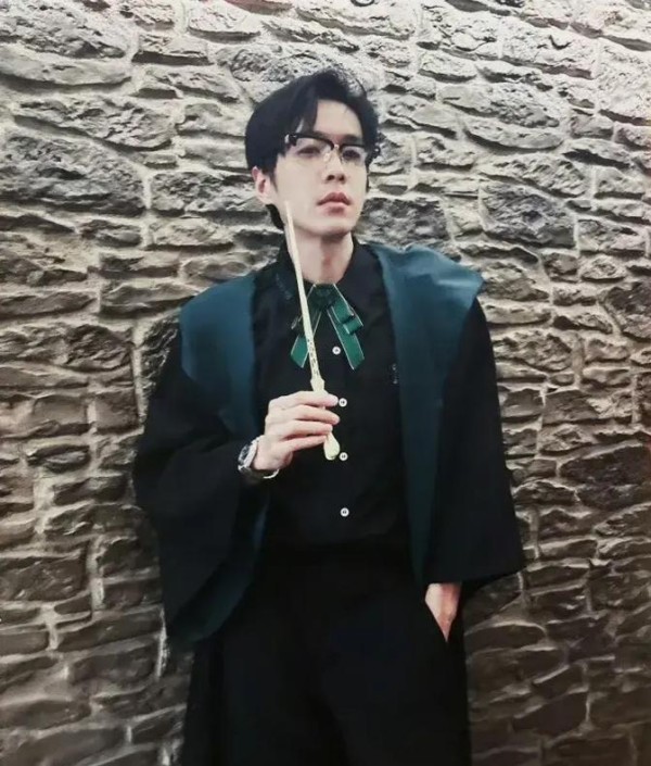 张若昀是大张伟铁粉没错了，在大老师的演唱会没有人能蹦赢张若昀