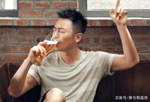 她和朱亚文同居了9年，连徐帆都忍不住称赞她，如今却混成这样