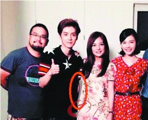 明星绅士手：鹿晗、黄致列和女伴合影不碰对方