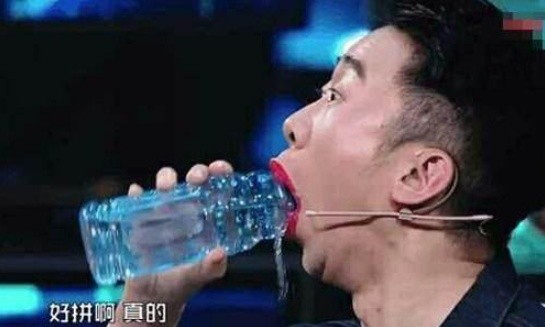 明星拍戏演出和参加活动时都会化妆，涂了口红的男星们怎么喝水