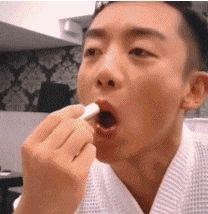 男明星也爱涂口红？郑凯搞笑，蔡徐坤可爱，林更新最辣眼