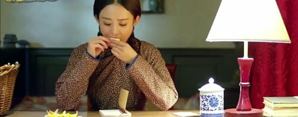 别人吃蛋糕郑爽只舔勺，杨紫直接啃巧克力，赵丽颖要吃垮剧组啊