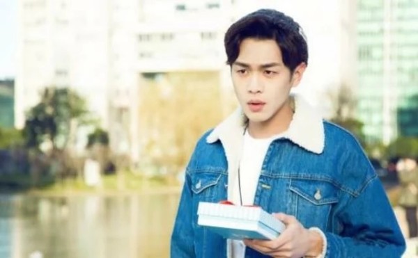 张若昀的爹原来是他，娱乐圈地位高的吓人，怪不得唐艺昕死缠着他