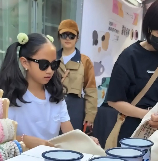 小花11岁生日，邓超孙俪亲手做巧克力蛋糕，寄予做大女主的期望