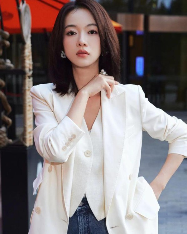 口红一哥换男友了？吴谨言进组养胎？张柏芝四胎生女？孙红雷回归？姨太问答