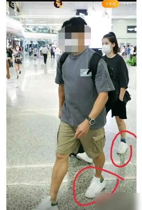 吴奇隆和女助理同行，女助理笑容灿烂满眼深情！