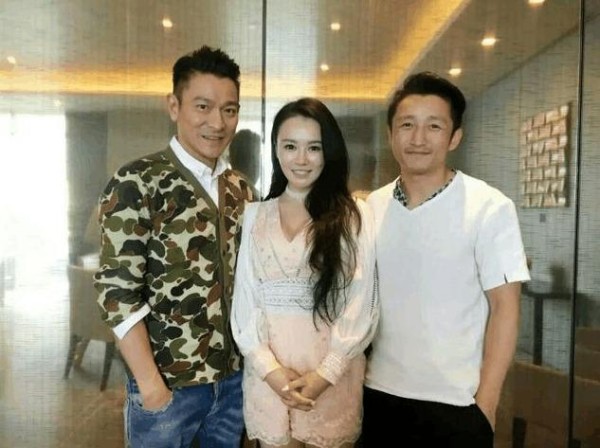 邹市明眼伤却不被网友同情, 老婆冉莹颖作出天际!
