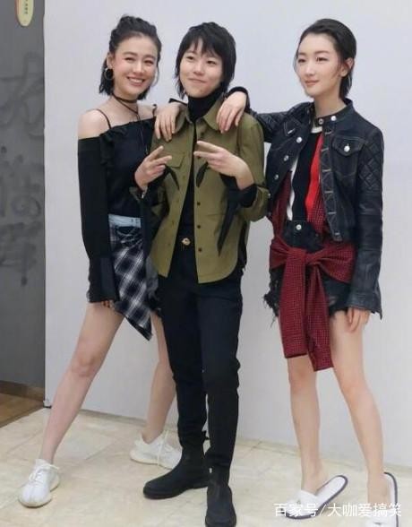 4位合影“踮脚”的明星，鹿晗是行家，她却踩在椅子上踮脚合影