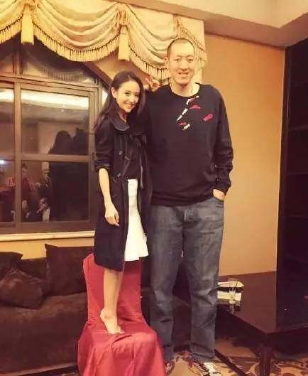 盘点与姚明合影攻略：成龙站椅子，曾志伟仰望星空，杨幂最机智！