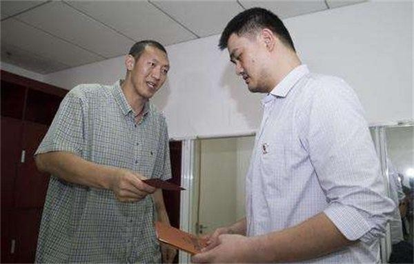 比姚明还高 第一巨人孙明明被妻子嫌弃：太大只，生活不方便！