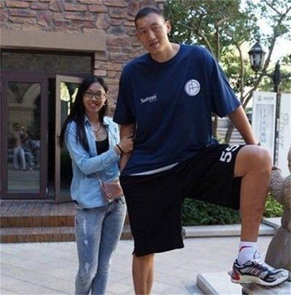 比姚明还高 第一巨人孙明明被妻子嫌弃：太大只，生活不方便！