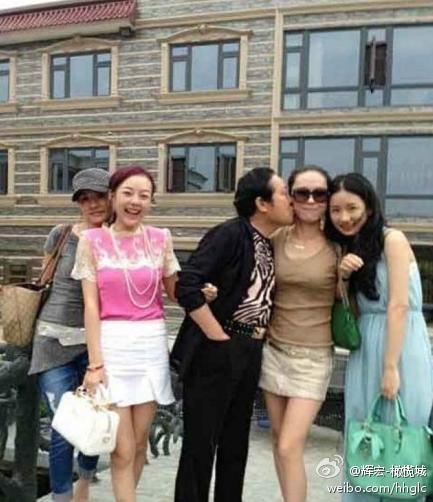 王林回应搂女星开光：左拥右抱的女孩是朋友妻子和女友