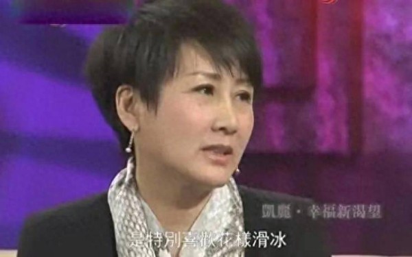 张凯丽：34岁嫁圈外老公，生育一女，现在女儿成了她的骄傲