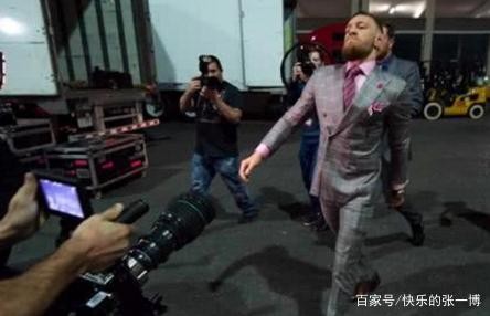 他走路姿势嚣张到没朋友，曾被女友养8年，如今上亿身家生活幸福