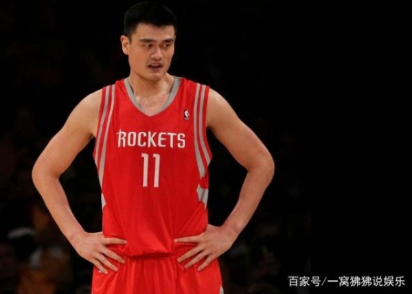 两米多的全民偶像特别热爱自己的队伍，他就是姚明