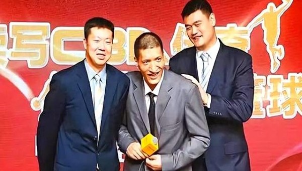 姚明凡尔赛！当着巴特尔王治郅，炫耀唯一NBA、CBA全明星经历