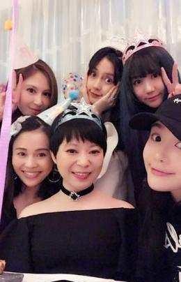 Baby为10年闺蜜庆生，不忘初心姐妹团越长越像比！