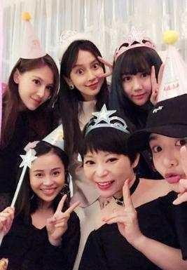 Baby为10年闺蜜庆生，不忘初心姐妹团越长越像比！