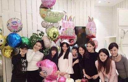 Baby为10年闺蜜庆生，不忘初心姐妹团越长越像比！