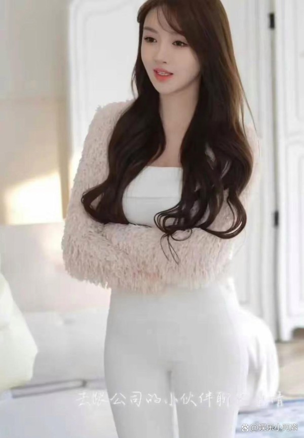 Angelababy与叶珂如同孪生姐妹般的相貌，让人不禁猜测她们的关系