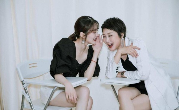 演员张凯丽：34岁嫁作家老公，恩爱26年生一女，女儿也走演艺之路