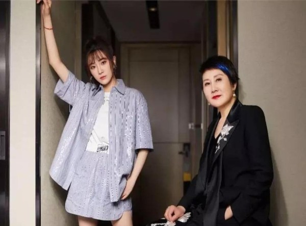 62岁张凯丽再爆火，结婚29年被夫家宠成宝，女儿傲娇是新晋明星！
