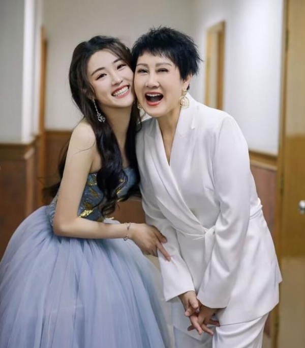 “国民媳妇”张凯丽婚后28年，婆媳关系如母女，家庭与事业两不误