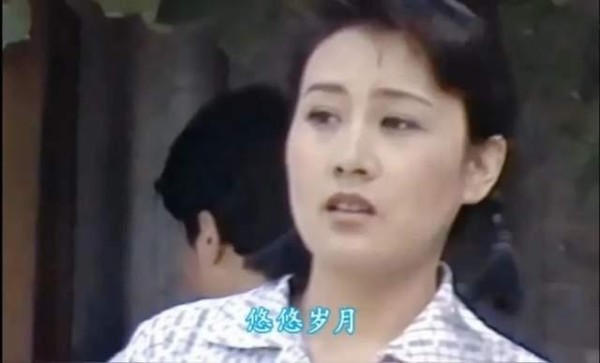 她与丈夫一见钟情，恩爱30年生个“大明星”女儿，一家三口好幸福