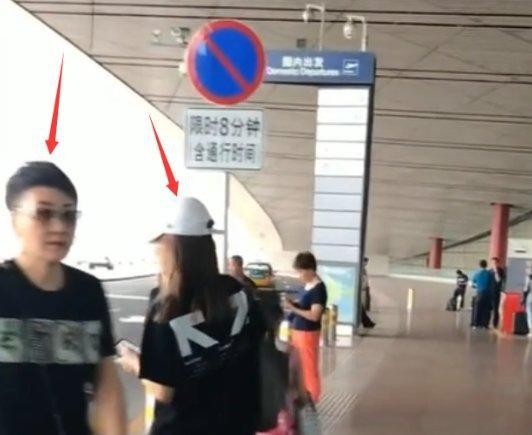 赵薇与张凯丽面对面走过谁也不理谁，网友难以相信：两人不认识？