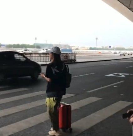 赵薇与张凯丽面对面走过谁也不理谁，网友难以相信：两人不认识？