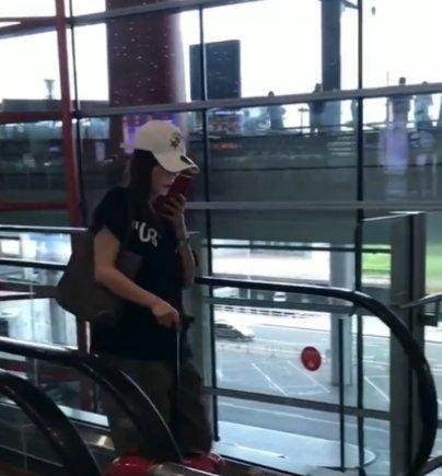 赵薇与张凯丽面对面走过谁也不理谁，网友难以相信：两人不认识？