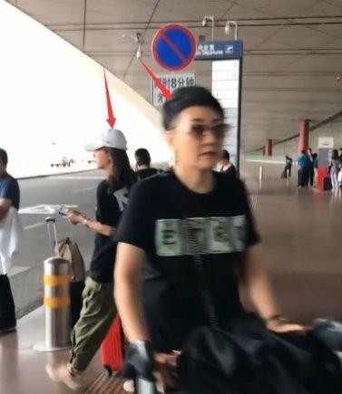 赵薇与张凯丽面对面走过谁也不理谁，网友难以相信：两人不认识？
